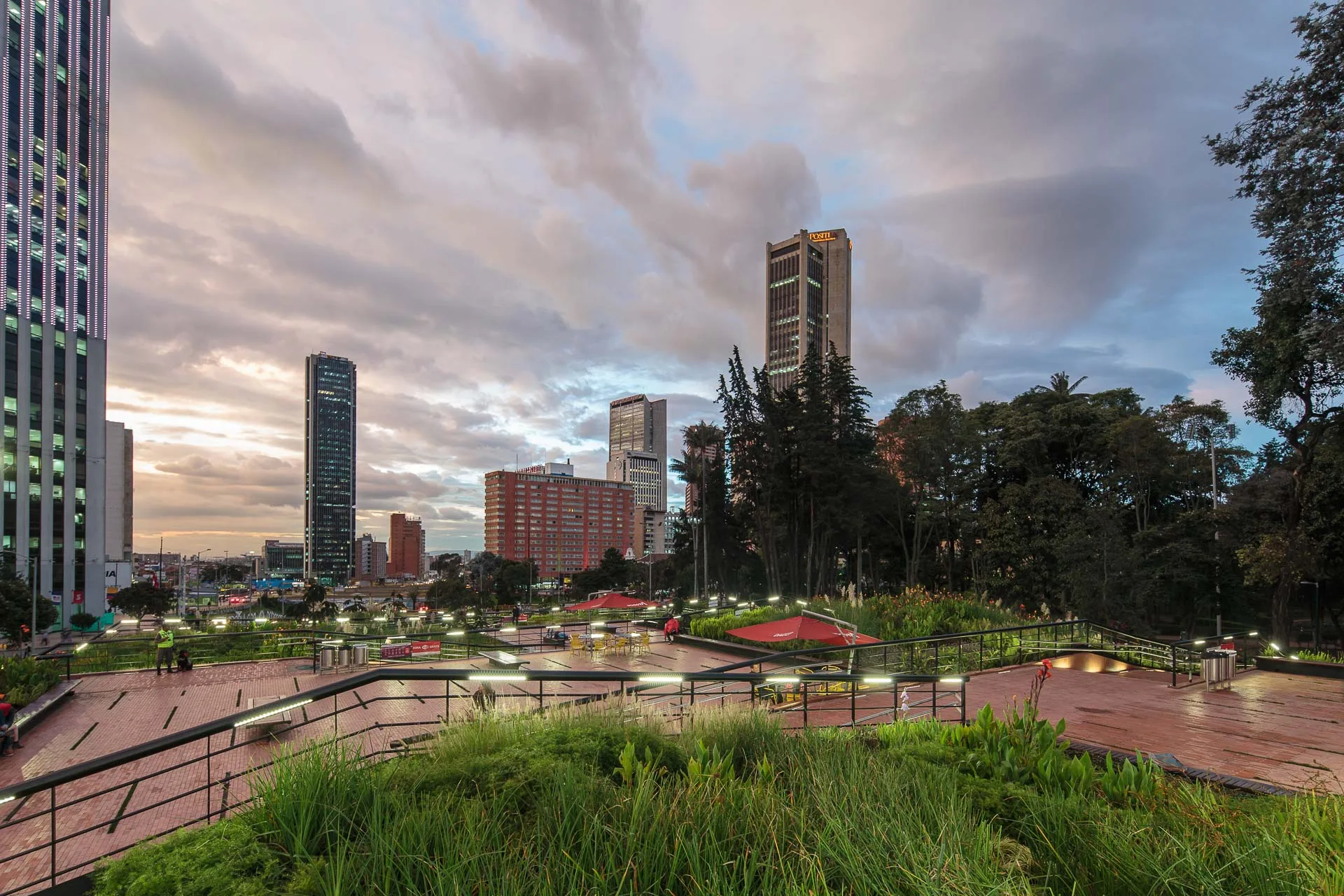 Relación espacial entre el Parque Bicentenario, las Torres del Parque y el Planetario de Bogotá.